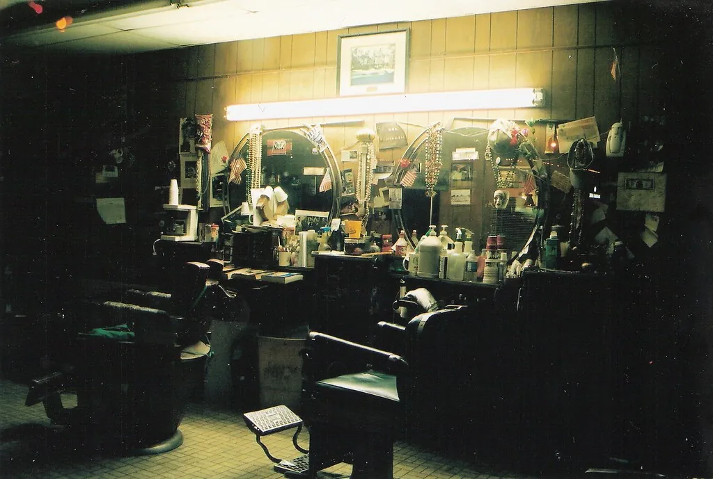 Barbería antigua con sillones de cuero en penumbra