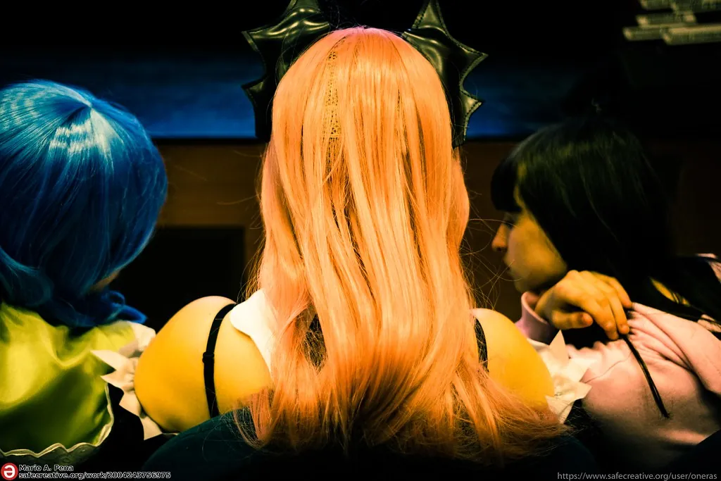 Tres personas de espaldas con el pelo teñido de azul, cobre y negro