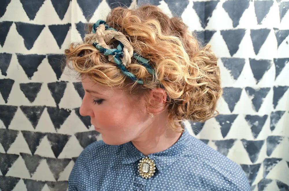 Recogido con trenzas y un pañuelo estampado